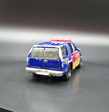 Load image into Gallery viewer, Matchbox 2003 '97 Chevy Tahoe Police Blue TK-1072 MB325