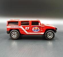 Load image into Gallery viewer, Matchbox 2010 Hummer H2 SUV Concept Red Mountain Adventure 5 Pack Loose
