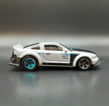 Load image into Gallery viewer, Hot Wheels 2016 2005 Ford Mustang Grey #21 HW Digital Circuit 1/10