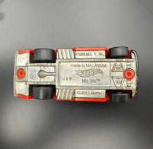 Load image into Gallery viewer, Hot Wheels 2015 Mig Rig Red #9 HW City - HW City Works