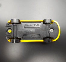 Load image into Gallery viewer, Hot Wheels 2009 Porsche Carrera GT Yellow #9/10 Dream Garage