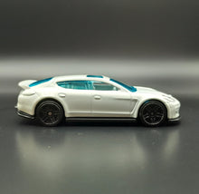Load image into Gallery viewer, Hot Wheels 2015 Porsche Panamera White #1/5 HW Workshop Thrill Racers
