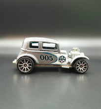 Load image into Gallery viewer, Hot Wheels 2005 '32 Ford Vicky Grey #145 Mainline