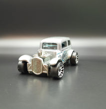 Load image into Gallery viewer, Hot Wheels 2005 '32 Ford Vicky Grey #145 Mainline