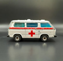 Load image into Gallery viewer, Matchbox 1988 Volkswagen Transporter Ambulance White #20 1-75 Series