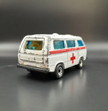 Load image into Gallery viewer, Matchbox 1988 Volkswagen Transporter Ambulance White #20 1-75 Series