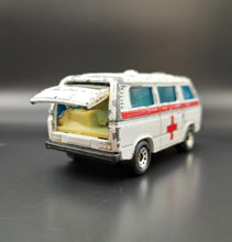 Load image into Gallery viewer, Matchbox 1988 Volkswagen Transporter Ambulance White #20 1-75 Series