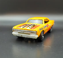Load image into Gallery viewer, Hot Wheels 2004 '70 Plymouth Roadrunner Dark Yellow #2/10 Wastelanders