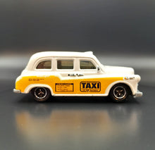 Load image into Gallery viewer, Matchbox 2008 London Taxi White #52 City Action 8/12
