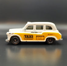 Load image into Gallery viewer, Matchbox 2008 London Taxi White #52 City Action 8/12