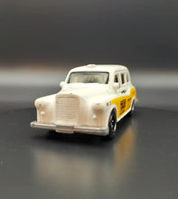 Load image into Gallery viewer, Matchbox 2008 London Taxi White #52 City Action 8/12