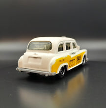 Load image into Gallery viewer, Matchbox 2008 London Taxi White #52 City Action 8/12