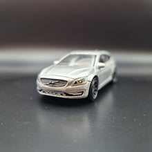 Load image into Gallery viewer, Matchbox 2019 Volvo V60 Wagon Silver Auto Bahn Express 5 Pack Loose