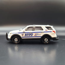 Load image into Gallery viewer, Matchbox 2022 2016 Ford Interceptor Utility White MBX Metro #95/100