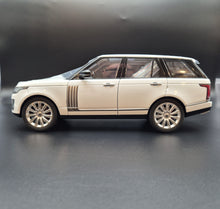 Load image into Gallery viewer, Explorafind 2020 Land Rover Range Rover White 1:18 Die Cast Car