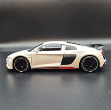 Load image into Gallery viewer, Explorafind 2020 Audi R8 V10 White 1:24 Die Cast Car