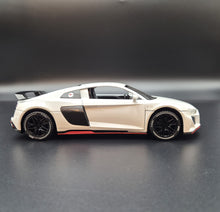 Load image into Gallery viewer, Explorafind 2020 Audi R8 V10 White 1:24 Die Cast Car