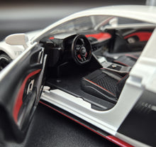 Load image into Gallery viewer, Explorafind 2020 Audi R8 V10 White 1:24 Die Cast Car