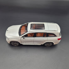 Load image into Gallery viewer, Explorafind 2021 Mercedes-Benz GLS 63 Pearl White 1:24 Die Cast Car
