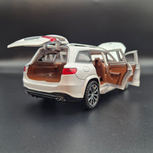 Load image into Gallery viewer, Explorafind 2021 Mercedes-Benz GLS 63 Pearl White 1:24 Die Cast Car