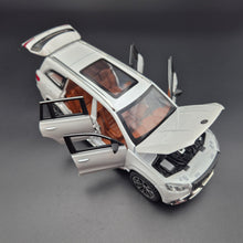 Load image into Gallery viewer, Explorafind 2021 Mercedes-Benz GLS 63 Pearl White 1:24 Die Cast Car