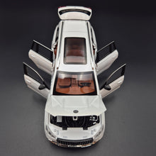 Load image into Gallery viewer, Explorafind 2021 Mercedes-Benz GLS 63 Pearl White 1:24 Die Cast Car