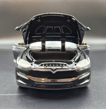 Load image into Gallery viewer, Explorafind 2020 Tesla Model X Black 1:24 Die Cast Car