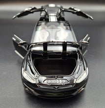 Load image into Gallery viewer, Explorafind 2020 Tesla Model X Black 1:24 Die Cast Car