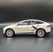 Load image into Gallery viewer, Explorafind 2020 Tesla Model X White 1:24 Die Cast Car
