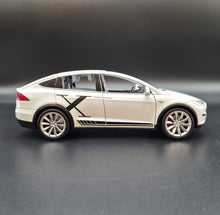 Load image into Gallery viewer, Explorafind 2020 Tesla Model X White 1:24 Die Cast Car