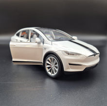 Load image into Gallery viewer, Explorafind 2020 Tesla Model X White 1:24 Die Cast Car