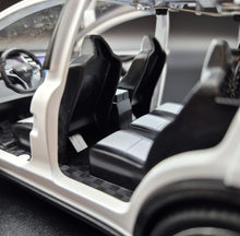Load image into Gallery viewer, Explorafind 2020 Tesla Model X White 1:24 Die Cast Car