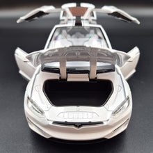 Load image into Gallery viewer, Explorafind 2020 Tesla Model X White 1:24 Die Cast Car