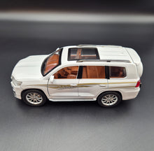 Load image into Gallery viewer, Explorafind 2020 Toyota Prado Pearl White 1:24 Die Cast Car