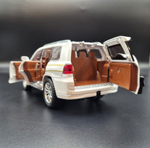 Load image into Gallery viewer, Explorafind 2020 Toyota Prado Pearl White 1:24 Die Cast Car
