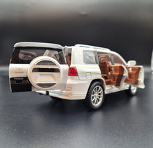 Load image into Gallery viewer, Explorafind 2020 Toyota Prado Pearl White 1:24 Die Cast Car