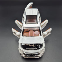 Load image into Gallery viewer, Explorafind 2020 Toyota Prado Pearl White 1:24 Die Cast Car
