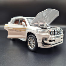 Load image into Gallery viewer, Explorafind 2020 Toyota Prado Pearl White 1:24 Die Cast Car