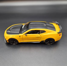 Load image into Gallery viewer, Explorafind 2020 Chevrolet Camaro ZL1 Yellow 1:24 Die Cast Car