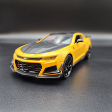 Load image into Gallery viewer, Explorafind 2020 Chevrolet Camaro ZL1 Yellow 1:24 Die Cast Car