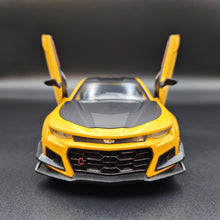 Load image into Gallery viewer, Explorafind 2020 Chevrolet Camaro ZL1 Yellow 1:24 Die Cast Car