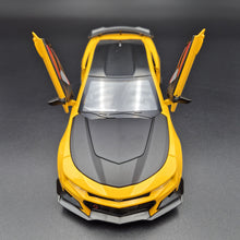 Load image into Gallery viewer, Explorafind 2020 Chevrolet Camaro ZL1 Yellow 1:24 Die Cast Car