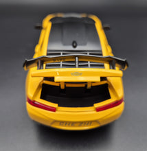 Load image into Gallery viewer, Explorafind 2020 Chevrolet Camaro ZL1 Yellow 1:24 Die Cast Car