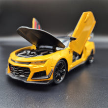 Load image into Gallery viewer, Explorafind 2020 Chevrolet Camaro ZL1 Yellow 1:24 Die Cast Car