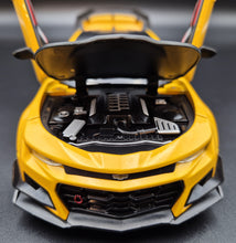 Load image into Gallery viewer, Explorafind 2020 Chevrolet Camaro ZL1 Yellow 1:24 Die Cast Car