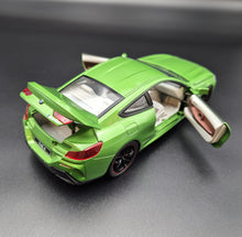 Load image into Gallery viewer, Explorafind 2023 BMW M8 840 Series Coupe Green 1:24 Die Cast Car