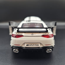 Load image into Gallery viewer, Explorafind 2021 Mercedes-Benz AMG GT63 White 1:24 Die Cast Car