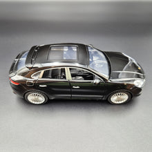 Load image into Gallery viewer, Explorafind 2018 Porsche Cayenne S Black 1:24 Die Cast Car