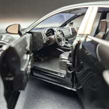 Load image into Gallery viewer, Explorafind 2018 Porsche Cayenne S Black 1:24 Die Cast Car