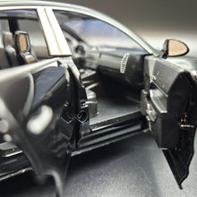 Load image into Gallery viewer, Explorafind 2018 Porsche Cayenne S Black 1:24 Die Cast Car